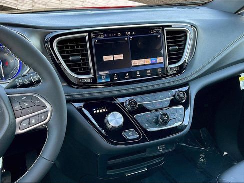 New 2026 Chrysler Pacifica Select image 6