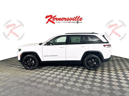 New 2025 Jeep Grand Cherokee Altitude image 4