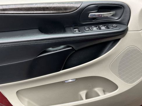 Used 2016 Dodge Grand Caravan SXT w/ UConnect Hands-Free Group FWD image 6