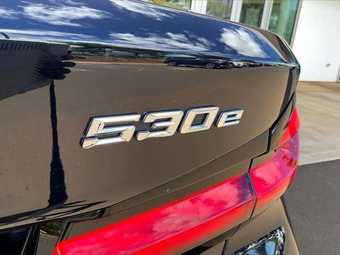 Used 2021 BMW 530e w/ M Sport Package image 8