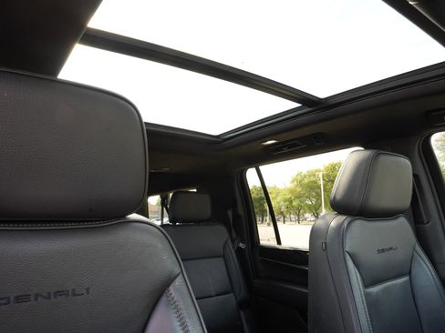 Used 2022 GMC Yukon XL Denali image 27