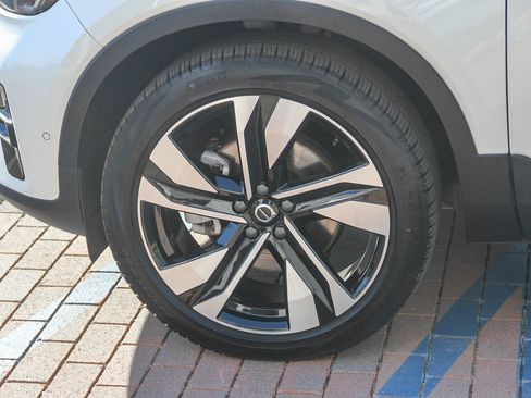 Used 2025 Volvo XC40 B5 Plus image 5