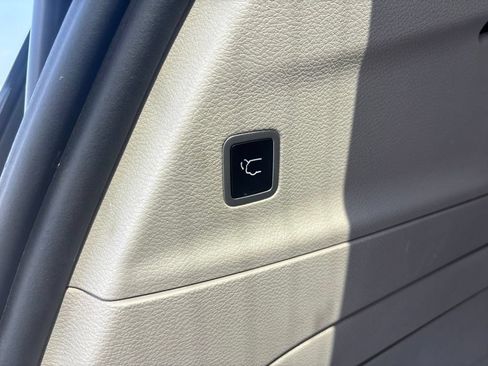 Used 2024 Chrysler Pacifica Limited FWD image 32