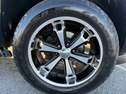 Used 2013 Chevrolet Avalanche LTZ image 19