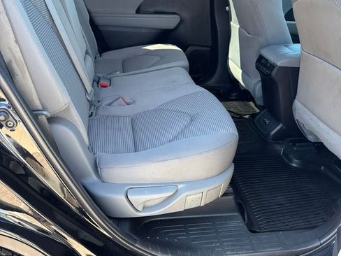 Used 2024 Toyota Highlander LE AWD/4WD image 26