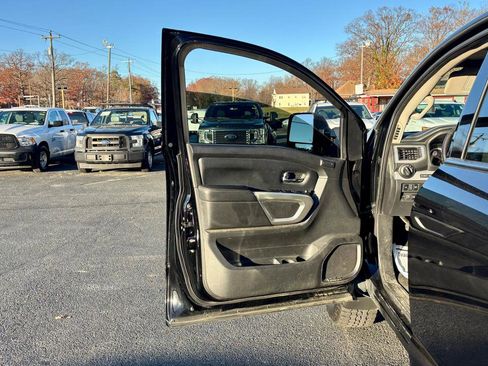 Used 2018 Nissan Titan PRO-4X w/ Pro-4x Convenience Package AWD/4WD image 13