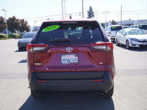 Used 2021 Toyota RAV4 LE FWD image 9