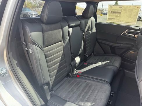 New 2025 Mitsubishi Outlander SE image 14
