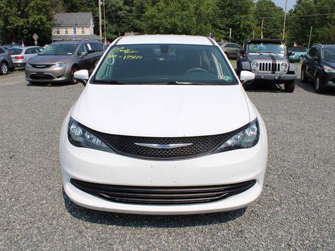 Used 2018 Chrysler Pacifica L FWD image 3