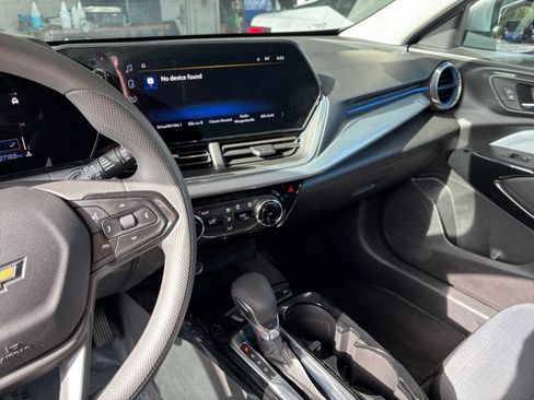 Used 2025 Chevrolet Trax LT FWD image 17