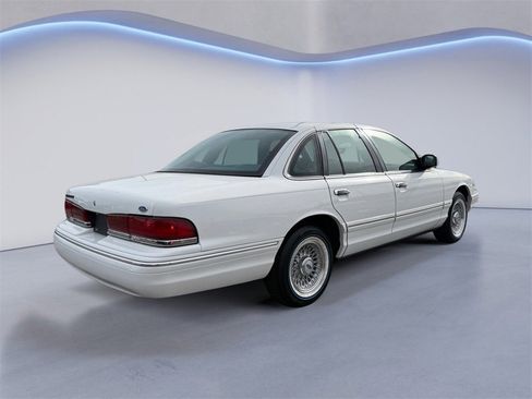 Used 1996 Ford Crown Victoria LX image 3