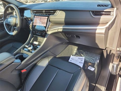 New 2025 Jeep Grand Cherokee Limited w/ Luxury Tech Group II image 18