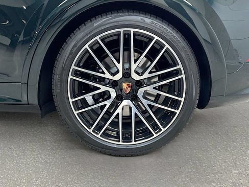 Certified 2026 Porsche Cayenne GTS AWD/4WD image 33
