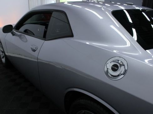 Used 2016 Dodge Challenger SXT image 10