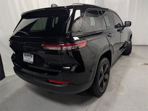 Used 2023 Jeep Grand Cherokee Altitude image 3