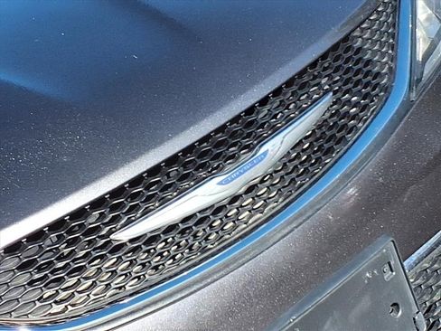 Used 2020 Chrysler Pacifica Touring-L Plus image 28