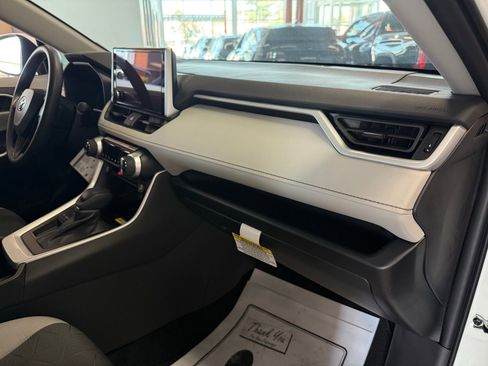 Used 2025 Toyota RAV4 XLE image 18