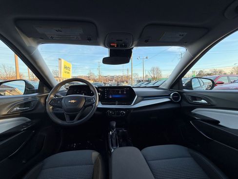 Used 2025 Chevrolet Trax LT image 31