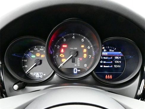 Certified 2023 Porsche Macan image 9