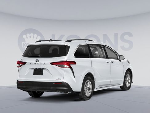 Used 2023 Toyota Sienna XLE w/ XLE Plus Package image 2