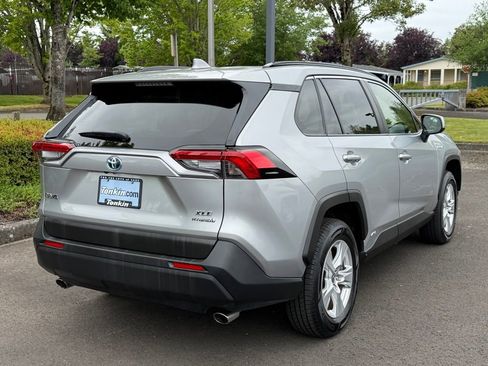 Used 2020 Toyota RAV4 XLE AWD/4WD image 7