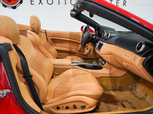 Used 2009 Ferrari California RWD image 14
