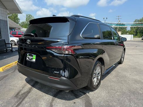 Used 2026 Toyota Sienna XLE FWD image 3