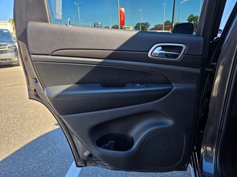 Used 2017 Jeep Grand Cherokee Altitude image 42