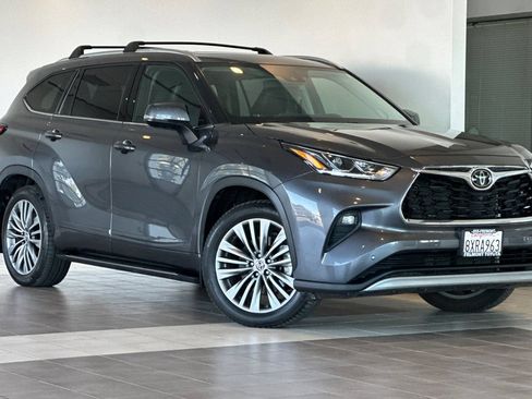 Certified 2021 Toyota Highlander Platinum AWD/4WD image 2