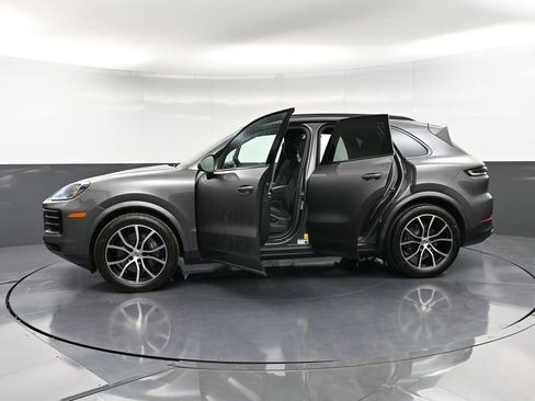 Certified 2025 Porsche Cayenne image 36