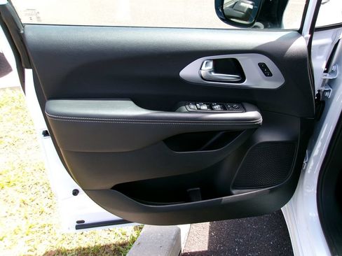 Certified 2025 Chrysler Pacifica Limited FWD image 6