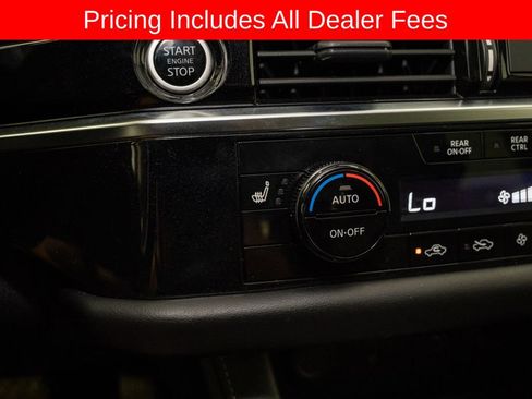 Used 2023 Nissan Pathfinder SL AWD/4WD image 17