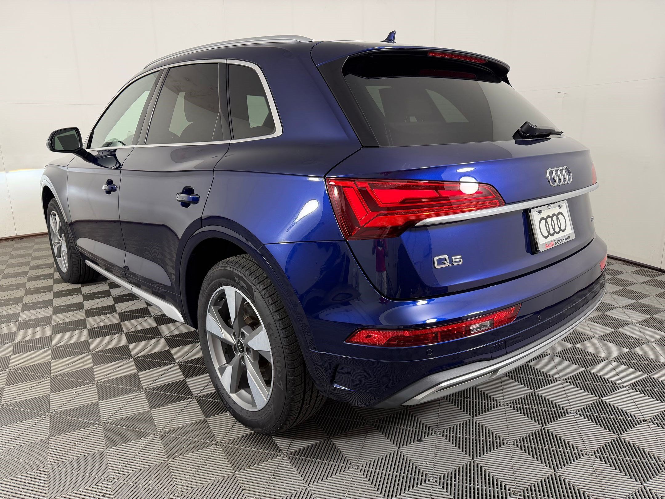 Used 2023 Audi Q5 2.0T Premium w/ Convenience Package AWD/4WD image 3
