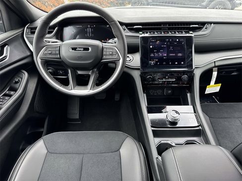 New 2025 Jeep Grand Cherokee Altitude image 11