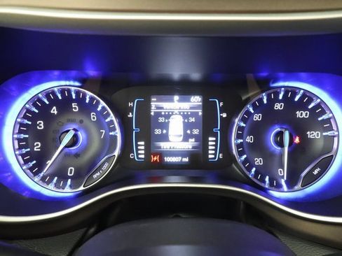 Used 2022 Chrysler Voyager LX image 14