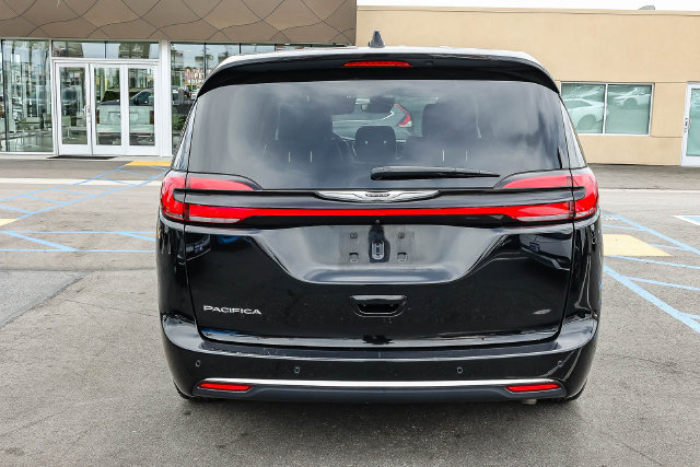 Used 2024 Chrysler Pacifica Touring-L FWD image 5