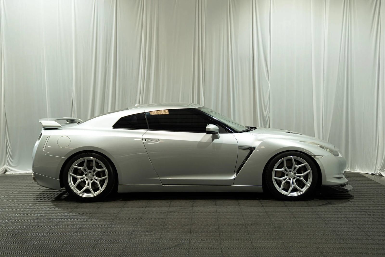 Used 2009 Nissan GT-R Premium AWD/4WD image 6