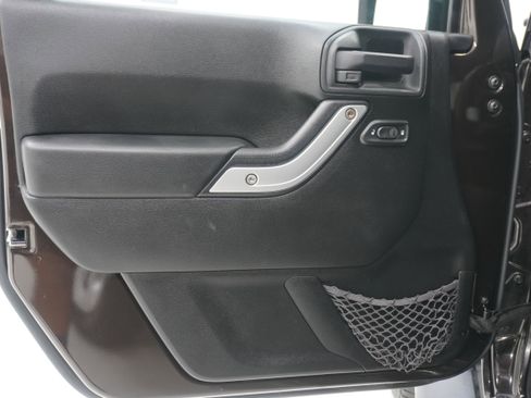 Used 2013 Jeep Wrangler Unlimited Sahara AWD/4WD image 17