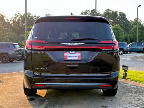 Used 2024 Chrysler Pacifica Touring-L FWD image 6