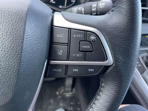 Used 2025 Toyota Sienna XLE image 36