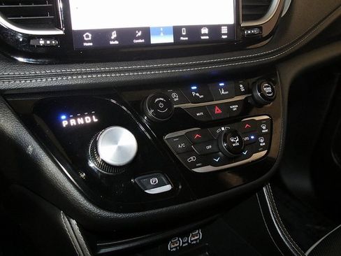 Used 2025 Chrysler Pacifica Limited image 21