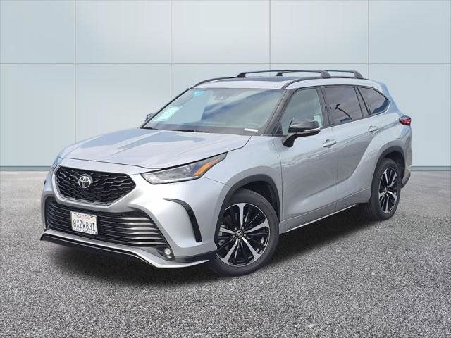 Used 2021 Toyota Highlander XSE FWD image 1