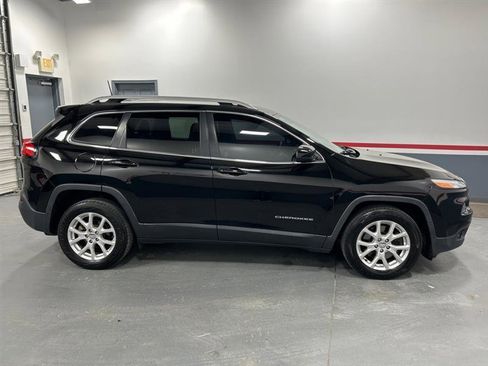 Used 2018 Jeep Cherokee Latitude Plus image 6