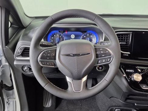 New 2025 Chrysler Pacifica Select w/ Fav Edition Package image 17