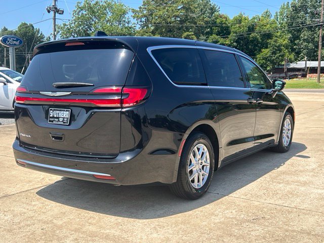 Used 2023 Chrysler Pacifica Touring-L FWD image 3