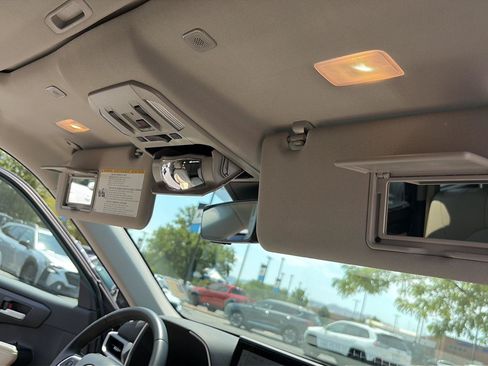 Used 2025 Toyota Highlander XLE AWD/4WD image 22