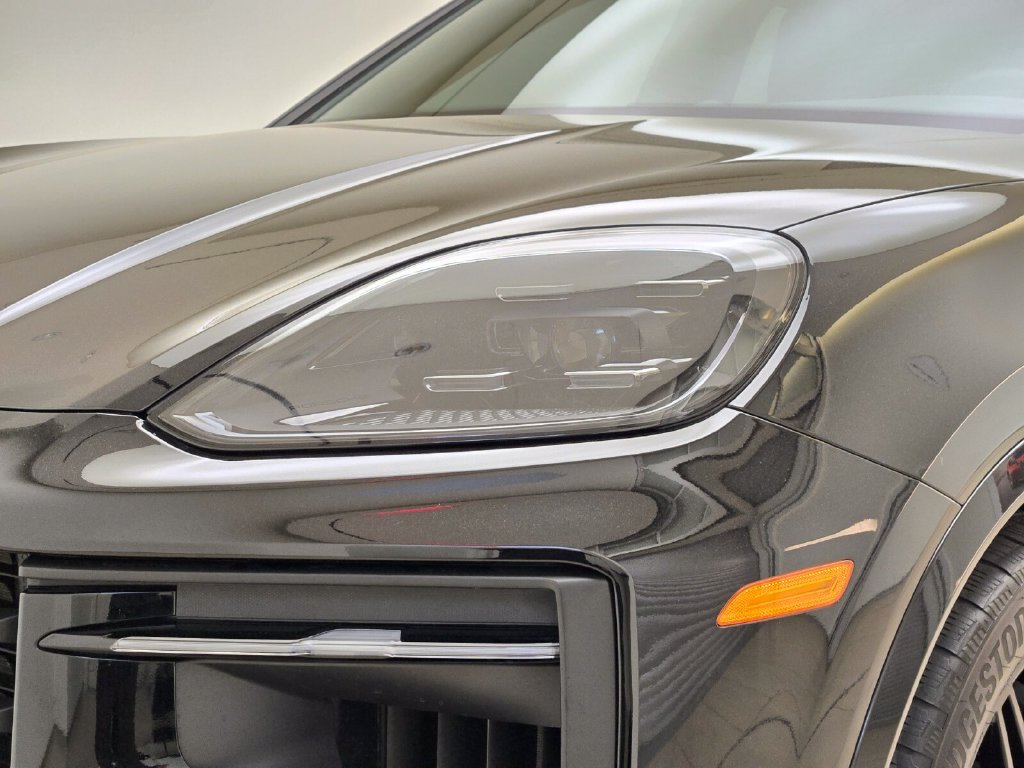 Used 2024 Porsche Cayenne Coupe AWD/4WD image 5