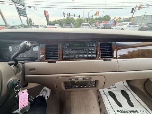 Used 1999 Lincoln Town Car Signature RWD image 11