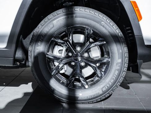 New 2025 Jeep Grand Cherokee L Altitude image 16