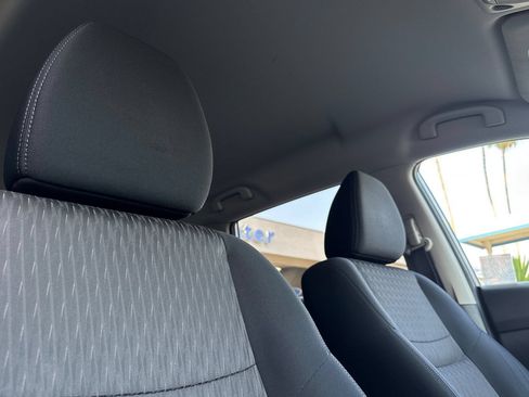 Used 2017 Nissan Rogue SV FWD image 17